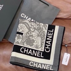 高级成衣系列~Chanel 【140双面同色丝绒披肩】 此系列谱写一曲自由轻灵的赞歌 本系列作品创新演绎品牌的风格符号 高级成衣系列~Chanel 【140双面同色丝绒披肩】 此系列谱写一曲自由轻灵的赞歌 本系列作品创新演绎品牌的风格符号