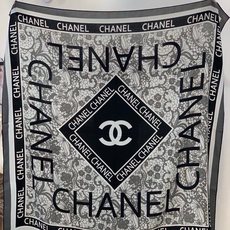 高级成衣系列~Chanel 【140双面同色丝绒披肩】 此系列谱写一曲自由轻灵的赞歌 本系列作品创新演绎品牌的风格符号 高级成衣系列~Chanel 【140双面同色丝绒披肩】 此系列谱写一曲自由轻灵的赞歌 本系列作品创新演绎品牌的风格符号