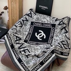 高级成衣系列~Chanel 【140双面同色丝绒披肩】 此系列谱写一曲自由轻灵的赞歌 本系列作品创新演绎品牌的风格符号 高级成衣系列~Chanel 【140双面同色丝绒披肩】 此系列谱写一曲自由轻灵的赞歌 本系列作品创新演绎品牌的风格符号