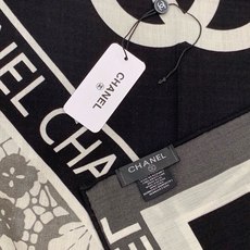 高级成衣系列~Chanel 【140双面同色丝绒披肩】 此系列谱写一曲自由轻灵的赞歌 本系列作品创新演绎品牌的风格符号 高级成衣系列~Chanel 【140双面同色丝绒披肩】 此系列谱写一曲自由轻灵的赞歌 本系列作品创新演绎品牌的风格符号