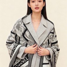 高级成衣系列~Chanel 【140双面同色丝绒披肩】 此系列谱写一曲自由轻灵的赞歌 本系列作品创新演绎品牌的风格符号 高级成衣系列~Chanel 【140双面同色丝绒披肩】 此系列谱写一曲自由轻灵的赞歌 本系列作品创新演绎品牌的风格符号