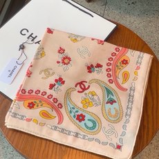 高级成衣系列~Chanel 【140双面同色丝绒披肩】 此系列谱写一曲自由轻灵的赞歌 本系列作品创新演绎品牌的风格符号 高级成衣系列~Chanel 【140双面同色丝绒披肩】 此系列谱写一曲自由轻灵的赞歌 本系列作品创新演绎品牌的风格符号