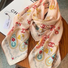 高级成衣系列~Chanel 【140双面同色丝绒披肩】 此系列谱写一曲自由轻灵的赞歌 本系列作品创新演绎品牌的风格符号 高级成衣系列~Chanel 【140双面同色丝绒披肩】 此系列谱写一曲自由轻灵的赞歌 本系列作品创新演绎品牌的风格符号
