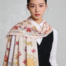 高级成衣系列~Chanel 【140双面同色丝绒披肩】 此系列谱写一曲自由轻灵的赞歌 本系列作品创新演绎品牌的风格符号 高级成衣系列~Chanel 【140双面同色丝绒披肩】 此系列谱写一曲自由轻灵的赞歌 本系列作品创新演绎品牌的风格符号