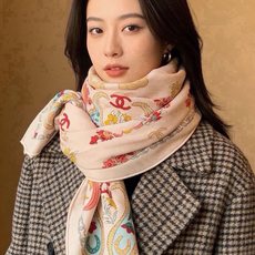 高级成衣系列~Chanel 【140双面同色丝绒披肩】 此系列谱写一曲自由轻灵的赞歌 本系列作品创新演绎品牌的风格符号 高级成衣系列~Chanel 【140双面同色丝绒披肩】 此系列谱写一曲自由轻灵的赞歌 本系列作品创新演绎品牌的风格符号