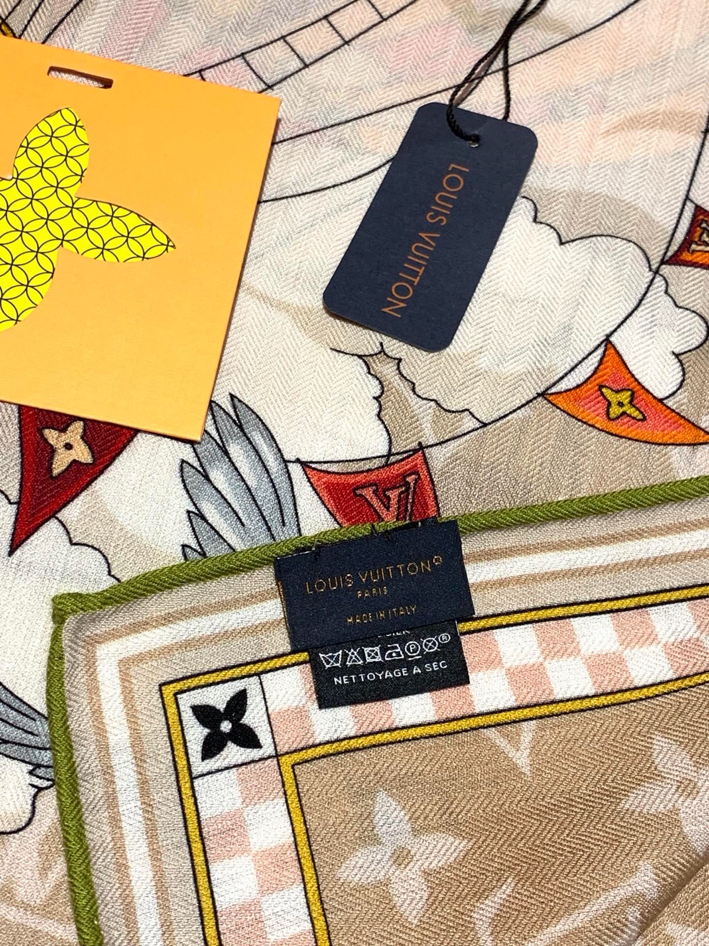 LV x TM 140披肩 【140顶级丝绒双面同色披肩】 本款L Multicolor披肩出自路易威登与知名日本艺术家