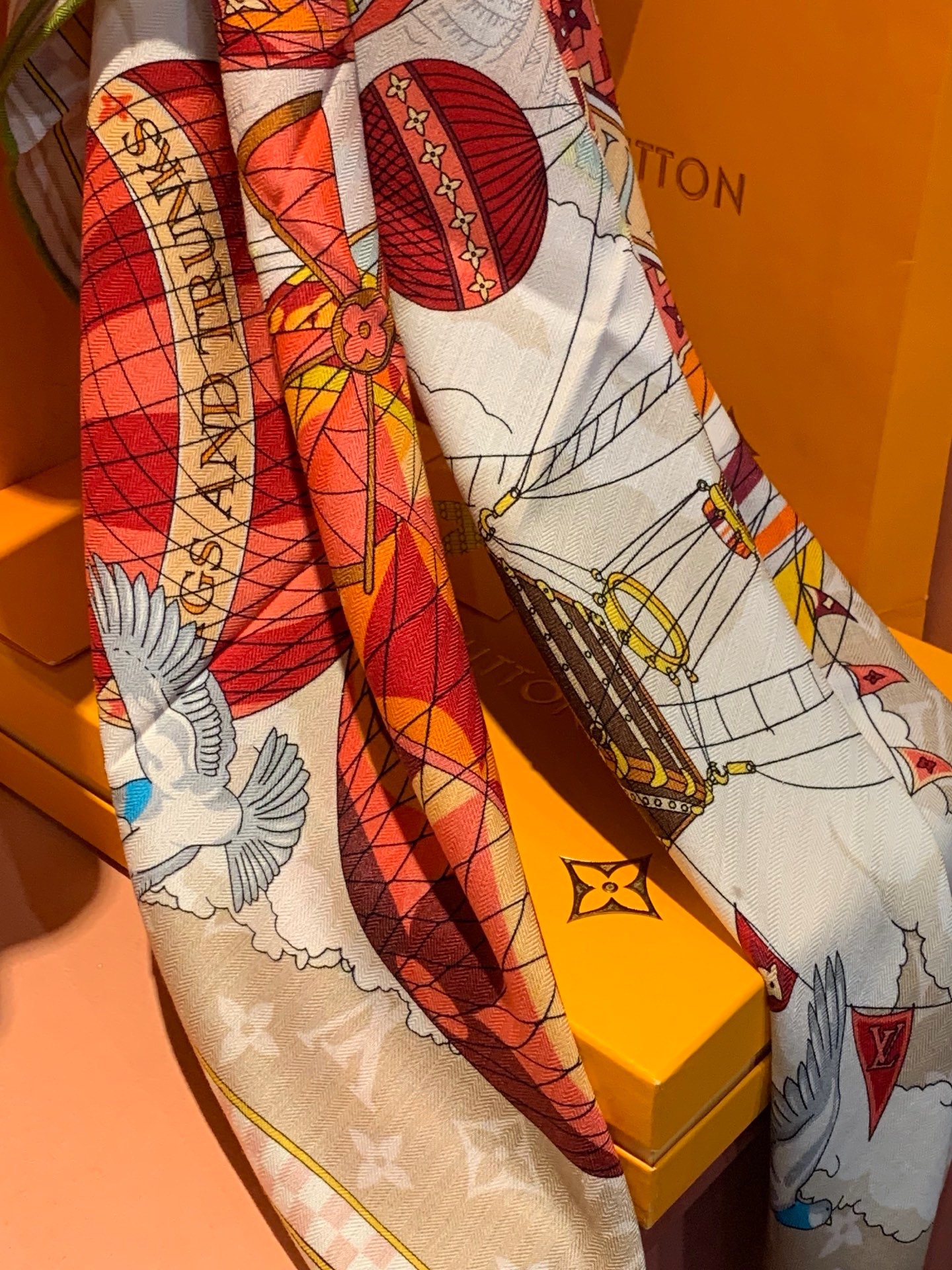 LV x TM 140披肩 【140顶级丝绒双面同色披肩】 本款L Multicolor披肩出自路易威登与知名日本艺术家