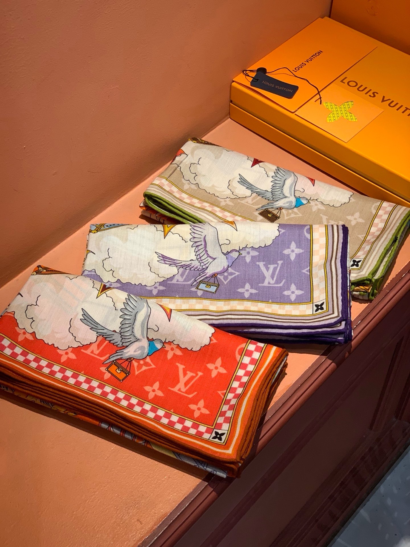 LV x TM 140披肩 【140顶级丝绒双面同色披肩】 本款L Multicolor披肩出自路易威登与知名日本艺术家