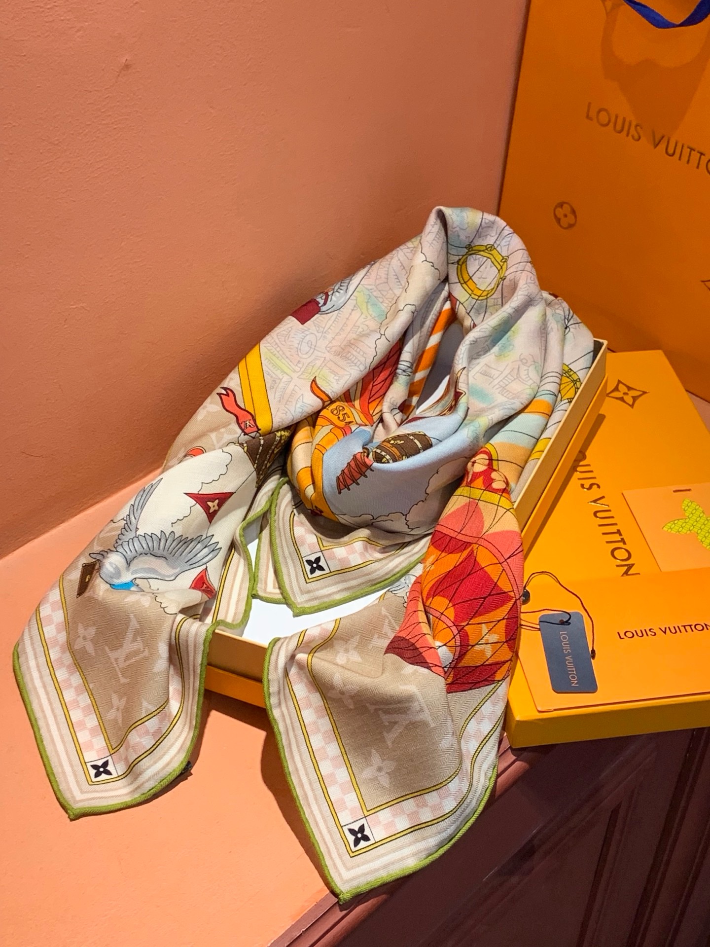 LV x TM 140披肩 【140顶级丝绒双面同色披肩】 本款L Multicolor披肩出自路易威登与知名日本艺术家