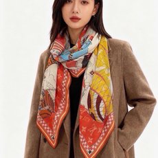 LV x TM 140披肩 【140顶级丝绒双面同色披肩】 本款L Multicolor披肩出自路易威登与知名日本艺术家 LV x TM 140披肩 【140顶级丝绒双面同色披肩】 本款L Multicolor披肩出自路易威登与知名日本艺术家