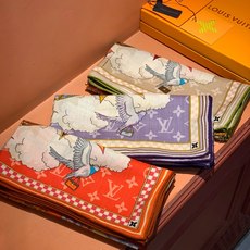LV x TM 140披肩 【140顶级丝绒双面同色披肩】 本款L Multicolor披肩出自路易威登与知名日本艺术家 LV x TM 140披肩 【140顶级丝绒双面同色披肩】 本款L Multicolor披肩出自路易威登与知名日本艺术家