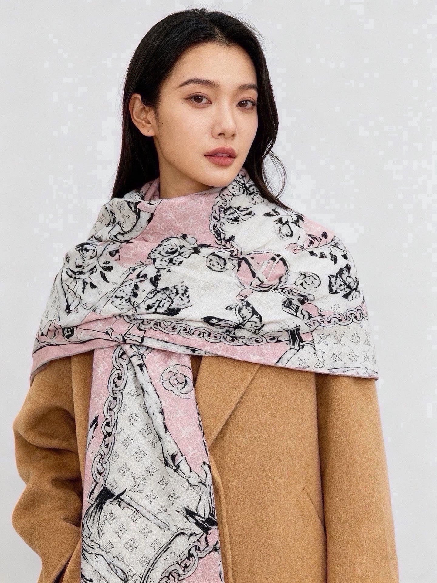 LV x TM 140披肩 【140顶级丝绒双面同色披肩】 本款L Multicolor披肩出自路易威登与知名日本艺术家 LV x TM 140披肩 【140顶级丝绒双面同色披肩】 本款L Multicolor披肩出自路易威登与知名日本艺术家