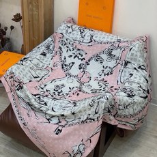 LV x TM 140披肩 【140顶级丝绒双面同色披肩】 本款L Multicolor披肩出自路易威登与知名日本艺术家 LV x TM 140披肩 【140顶级丝绒双面同色披肩】 本款L Multicolor披肩出自路易威登与知名日本艺术家