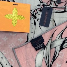 LV x TM 140披肩 【140顶级丝绒双面同色披肩】 本款L Multicolor披肩出自路易威登与知名日本艺术家 LV x TM 140披肩 【140顶级丝绒双面同色披肩】 本款L Multicolor披肩出自路易威登与知名日本艺术家