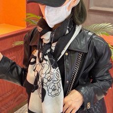 羊绒新款💞 新❤小香【山茶花长围巾】~超级抬气色!高级女人味!羊绒围巾也能这么美!!!这款双面花卉羊绒围巾真的好高级!香 羊绒新款💞 新❤小香【山茶花长围巾】~超级抬气色!高级女人味!羊绒围巾也能这么美!!!这款双面花卉羊绒围巾真的好高级!香