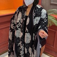 羊绒新款💞 新❤小香【山茶花长围巾】~超级抬气色!高级女人味!羊绒围巾也能这么美!!!这款双面花卉羊绒围巾真的好高级!香 羊绒新款💞 新❤小香【山茶花长围巾】~超级抬气色!高级女人味!羊绒围巾也能这么美!!!这款双面花卉羊绒围巾真的好高级!香