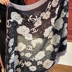 羊绒新款💞 新❤小香【山茶花长围巾】~超级抬气色!高级女人味!羊绒围巾也能这么美!!!这款双面花卉羊绒围巾真的好高级!香 羊绒新款💞 新❤小香【山茶花长围巾】~超级抬气色!高级女人味!羊绒围巾也能这么美!!!这款双面花卉羊绒围巾真的好高级!香