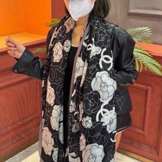 羊绒新款💞 新❤小香【山茶花长围巾】~超级抬气色!高级女人味!羊绒围巾也能这么美!!!这款双面花卉羊绒围巾真的好高级!香 羊绒新款💞 新❤小香【山茶花长围巾】~超级抬气色!高级女人味!羊绒围巾也能这么美!!!这款双面花卉羊绒围巾真的好高级!香