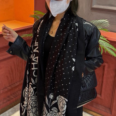 羊绒新款💞 新❤小香【山茶花长围巾】~超级抬气色!高级女人味!羊绒围巾也能这么美!!!这款双面花卉羊绒围巾真的好高级!香 羊绒新款💞 新❤小香【山茶花长围巾】~超级抬气色!高级女人味!羊绒围巾也能这么美!!!这款双面花卉羊绒围巾真的好高级!香
