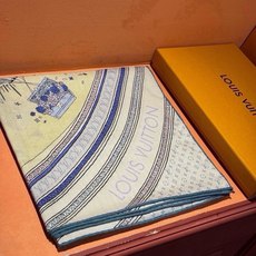 ❄【双面同色】原单Lv140cm丝绒方巾,《热气球》,本款方巾全新加入 U价🉐️ and Away 系列,致意路易威登的 ❄【双面同色】原单Lv140cm丝绒方巾,《热气球》,本款方巾全新加入 U价🉐️ and Away 系列,致意路易威登的