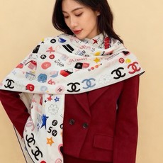 高级成衣系列~Chanel 【140双面同色丝绒披肩】 此系列谱写一曲自由轻灵的赞歌 本系列作品创新演绎品牌的风格符号 高级成衣系列~Chanel 【140双面同色丝绒披肩】 此系列谱写一曲自由轻灵的赞歌 本系列作品创新演绎品牌的风格符号