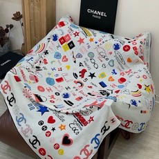 高级成衣系列~Chanel 【140双面同色丝绒披肩】 此系列谱写一曲自由轻灵的赞歌 本系列作品创新演绎品牌的风格符号 高级成衣系列~Chanel 【140双面同色丝绒披肩】 此系列谱写一曲自由轻灵的赞歌 本系列作品创新演绎品牌的风格符号