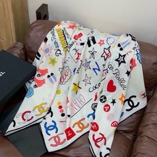 高级成衣系列~Chanel 【140双面同色丝绒披肩】 此系列谱写一曲自由轻灵的赞歌 本系列作品创新演绎品牌的风格符号 高级成衣系列~Chanel 【140双面同色丝绒披肩】 此系列谱写一曲自由轻灵的赞歌 本系列作品创新演绎品牌的风格符号