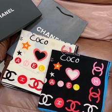 高级成衣系列~Chanel 【140双面同色丝绒披肩】 此系列谱写一曲自由轻灵的赞歌 本系列作品创新演绎品牌的风格符号 高级成衣系列~Chanel 【140双面同色丝绒披肩】 此系列谱写一曲自由轻灵的赞歌 本系列作品创新演绎品牌的风格符号