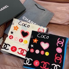 高级成衣系列~Chanel 【140双面同色丝绒披肩】 此系列谱写一曲自由轻灵的赞歌 本系列作品创新演绎品牌的风格符号 高级成衣系列~Chanel 【140双面同色丝绒披肩】 此系列谱写一曲自由轻灵的赞歌 本系列作品创新演绎品牌的风格符号