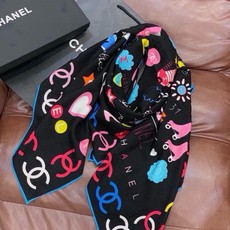 高级成衣系列~Chanel 【140双面同色丝绒披肩】 此系列谱写一曲自由轻灵的赞歌 本系列作品创新演绎品牌的风格符号 高级成衣系列~Chanel 【140双面同色丝绒披肩】 此系列谱写一曲自由轻灵的赞歌 本系列作品创新演绎品牌的风格符号