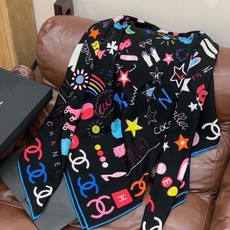 高级成衣系列~Chanel 【140双面同色丝绒披肩】 此系列谱写一曲自由轻灵的赞歌 本系列作品创新演绎品牌的风格符号 高级成衣系列~Chanel 【140双面同色丝绒披肩】 此系列谱写一曲自由轻灵的赞歌 本系列作品创新演绎品牌的风格符号