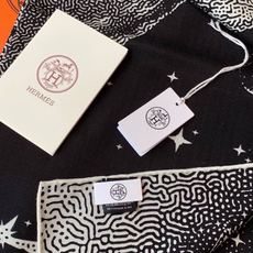 HERMES爱马仕新款|月光飞马Clair de Lune羊绒和真丝披肩,手工卷边(70%羊绒,30%真丝)。140×1 HERMES爱马仕新款|月光飞马Clair de Lune羊绒和真丝披肩,手工卷边(70%羊绒,30%真丝)。140×1
