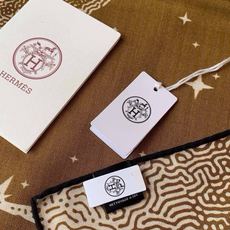 HERMES爱马仕新款|月光飞马Clair de Lune羊绒和真丝披肩,手工卷边(70%羊绒,30%真丝)。140×1 HERMES爱马仕新款|月光飞马Clair de Lune羊绒和真丝披肩,手工卷边(70%羊绒,30%真丝)。140×1