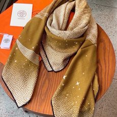 HERMES爱马仕新款|月光飞马Clair de Lune羊绒和真丝披肩,手工卷边(70%羊绒,30%真丝)。140×1 HERMES爱马仕新款|月光飞马Clair de Lune羊绒和真丝披肩,手工卷边(70%羊绒,30%真丝)。140×1