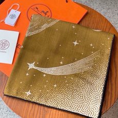 HERMES爱马仕新款|月光飞马Clair de Lune羊绒和真丝披肩,手工卷边(70%羊绒,30%真丝)。140×1 HERMES爱马仕新款|月光飞马Clair de Lune羊绒和真丝披肩,手工卷边(70%羊绒,30%真丝)。140×1