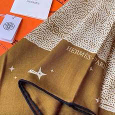 HERMES爱马仕新款|月光飞马Clair de Lune羊绒和真丝披肩,手工卷边(70%羊绒,30%真丝)。140×1 HERMES爱马仕新款|月光飞马Clair de Lune羊绒和真丝披肩,手工卷边(70%羊绒,30%真丝)。140×1