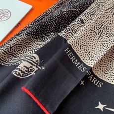 HERMES爱马仕新款|月光飞马Clair de Lune羊绒和真丝披肩,手工卷边(70%羊绒,30%真丝)。140×1 HERMES爱马仕新款|月光飞马Clair de Lune羊绒和真丝披肩,手工卷边(70%羊绒,30%真丝)。140×1
