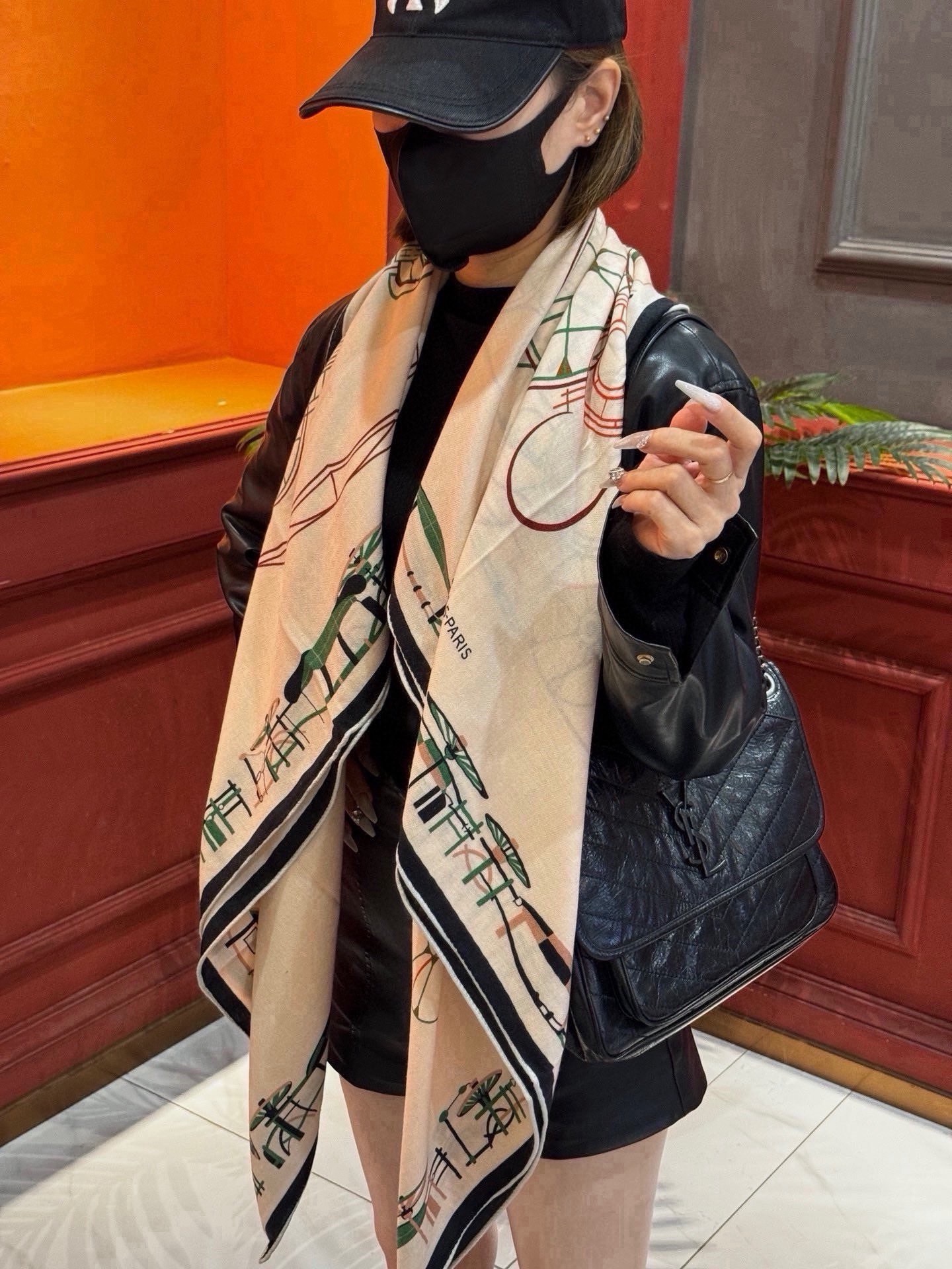 H珍藏版[丛林之爱]大方巾，双面同色 独一无二的品质！ 这款大方巾巾采用山羊绒和真丝混纺面料制成，柔软轻盈，佩戴方便。您