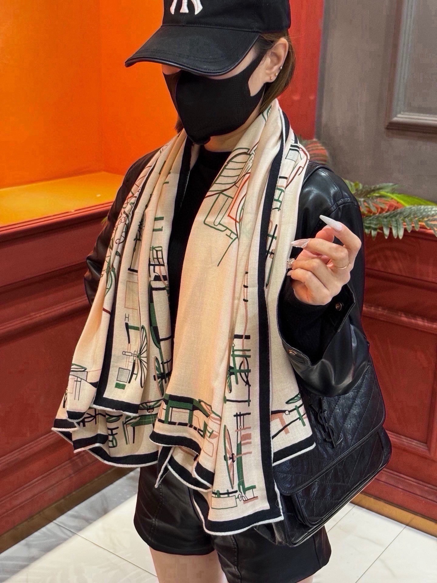 H珍藏版[丛林之爱]大方巾，双面同色 独一无二的品质！ 这款大方巾巾采用山羊绒和真丝混纺面料制成，柔软轻盈，佩戴方便。您