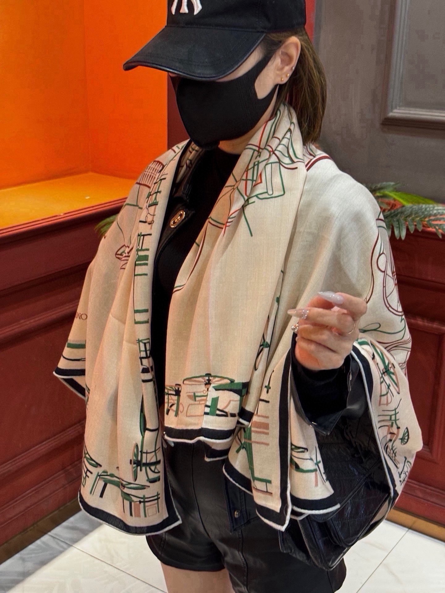 H珍藏版[丛林之爱]大方巾，双面同色 独一无二的品质！ 这款大方巾巾采用山羊绒和真丝混纺面料制成，柔软轻盈，佩戴方便。您