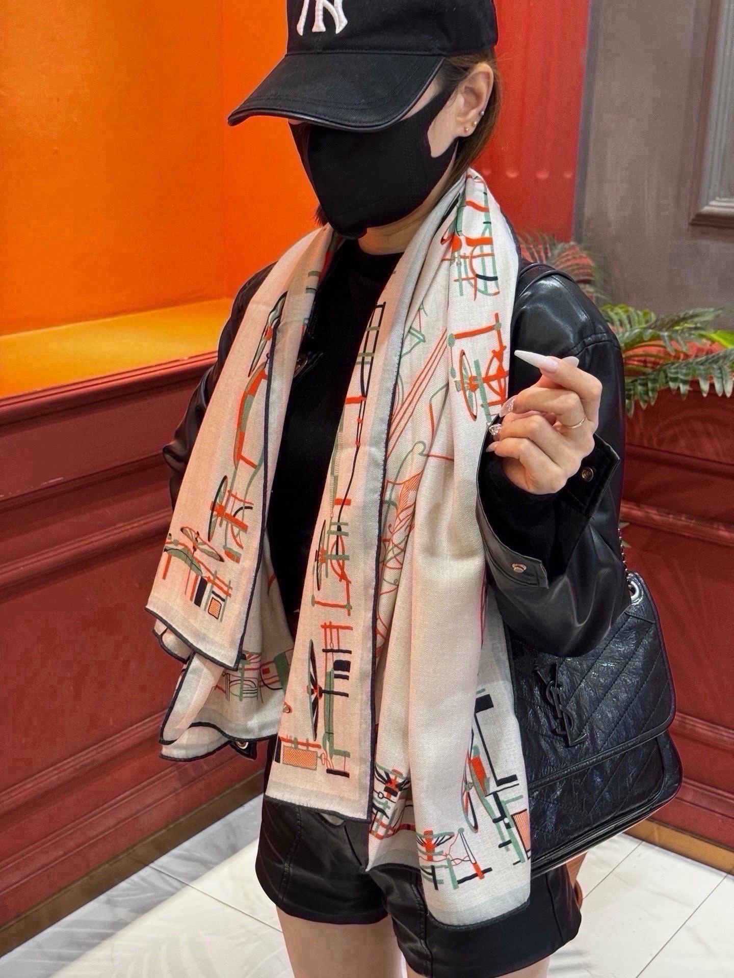 H珍藏版[丛林之爱]大方巾，双面同色 独一无二的品质！ 这款大方巾巾采用山羊绒和真丝混纺面料制成，柔软轻盈，佩戴方便。您