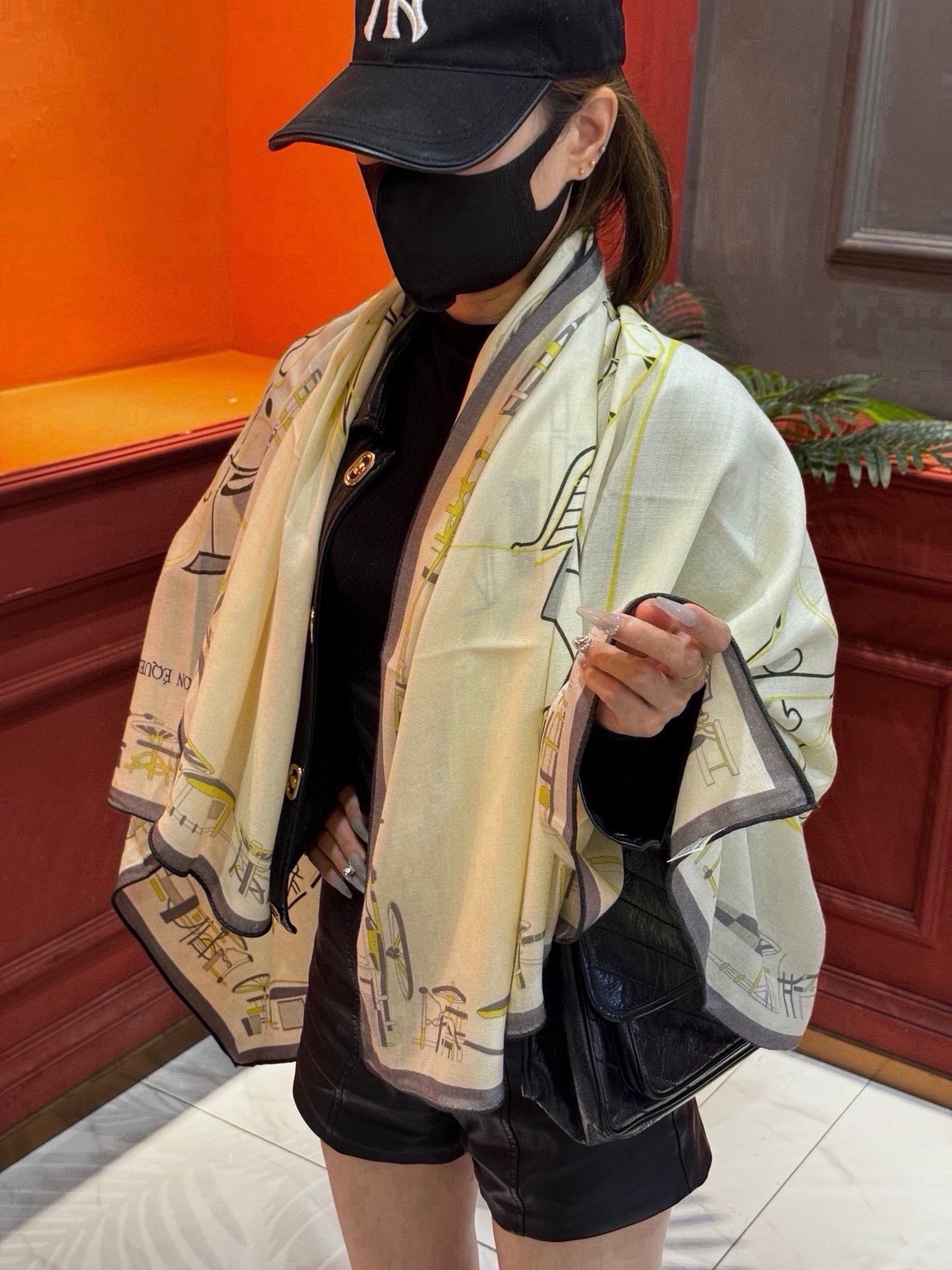 H珍藏版[丛林之爱]大方巾，双面同色 独一无二的品质！ 这款大方巾巾采用山羊绒和真丝混纺面料制成，柔软轻盈，佩戴方便。您