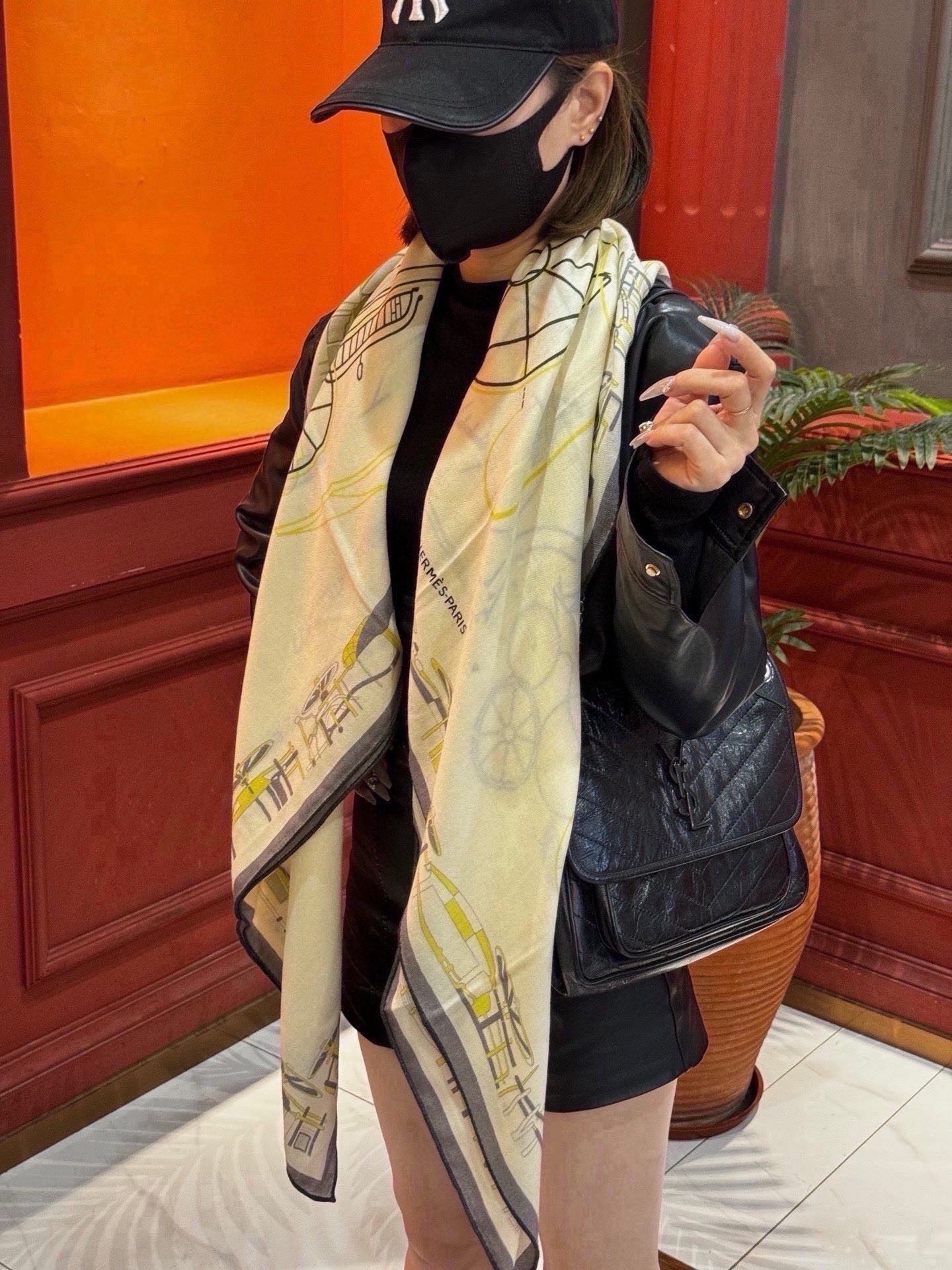 H珍藏版[丛林之爱]大方巾，双面同色 独一无二的品质！ 这款大方巾巾采用山羊绒和真丝混纺面料制成，柔软轻盈，佩戴方便。您