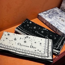 上新💞D家丝巾{140cm真丝羊绒}桑蚕丝+羊绒 现由彼得罗•鲁福 (Pietro RUffo) 设计的Dior Pha 上新💞D家丝巾{140cm真丝羊绒}桑蚕丝+羊绒 现由彼得罗•鲁福 (Pietro RUffo) 设计的Dior Pha