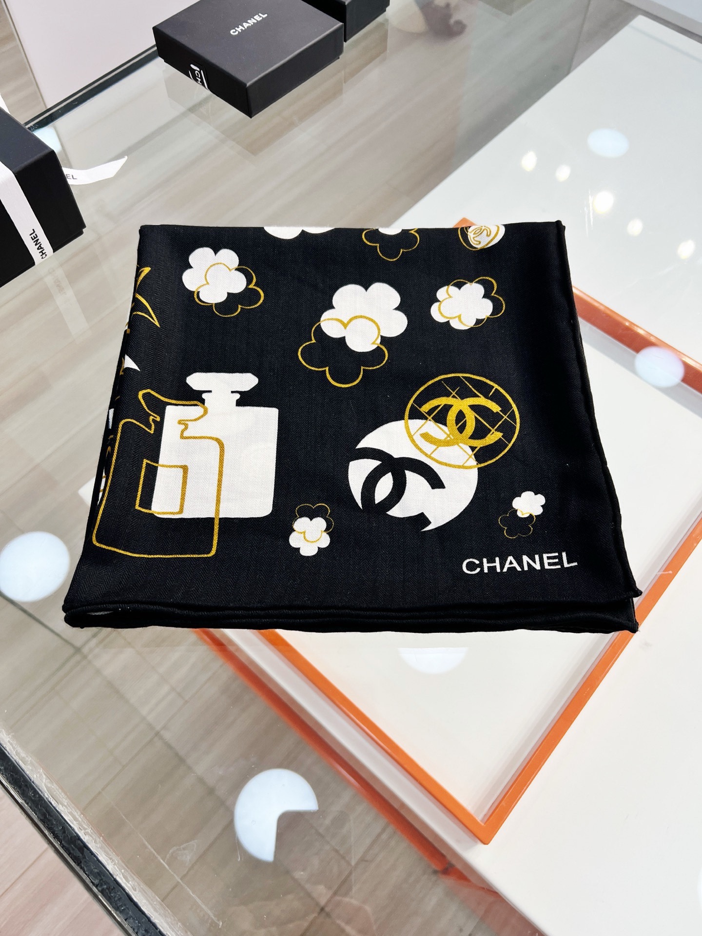 Chanel ~新品～ 【140顶级丝绒双面同色】 包包、香水瓶、山茶花与双C的完美结合 适合各种场合搭配使用 黑白两色