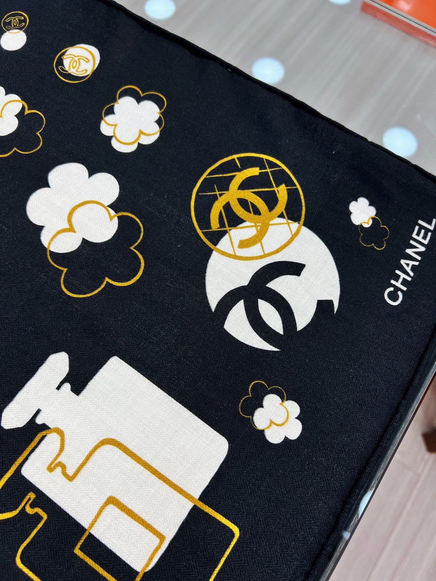 Chanel ~新品～ 【140顶级丝绒双面同色】 包包、香水瓶、山茶花与双C的完美结合 适合各种场合搭配使用 黑白两色