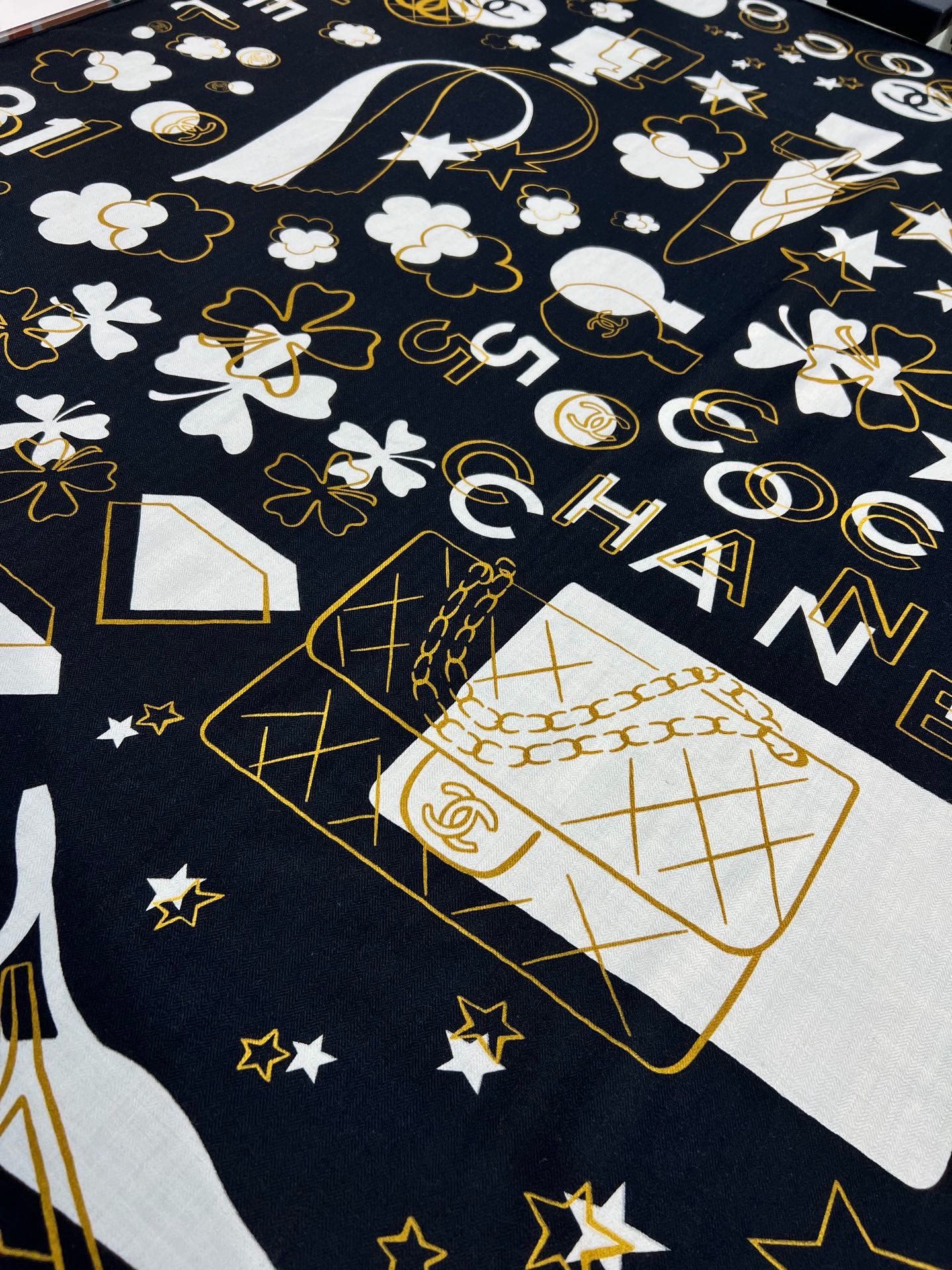 Chanel ~新品～ 【140顶级丝绒双面同色】 包包、香水瓶、山茶花与双C的完美结合 适合各种场合搭配使用 黑白两色