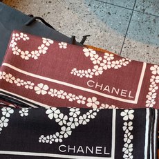 高级成衣系列~Chanel 【140双面同色丝绒披肩】 此系列谱写一曲自由轻灵的赞歌 本系列作品创新演绎品牌的风格符号 高级成衣系列~Chanel 【140双面同色丝绒披肩】 此系列谱写一曲自由轻灵的赞歌 本系列作品创新演绎品牌的风格符号