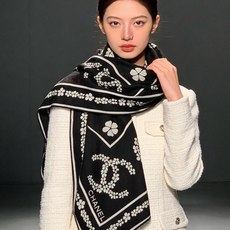 高级成衣系列~Chanel 【140双面同色丝绒披肩】 此系列谱写一曲自由轻灵的赞歌 本系列作品创新演绎品牌的风格符号 高级成衣系列~Chanel 【140双面同色丝绒披肩】 此系列谱写一曲自由轻灵的赞歌 本系列作品创新演绎品牌的风格符号