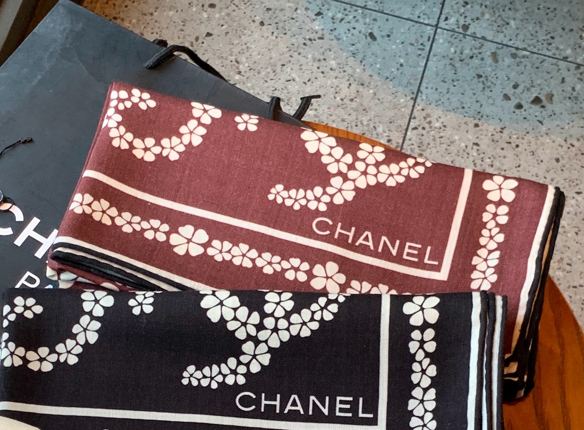 高级成衣系列～Chanel  【140双面同色丝绒披肩】 此系列谱写一曲自由轻灵的赞歌 本系列作品创新演绎品牌的风格符号